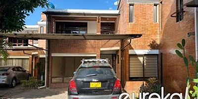 Vive la experiencia de un hogar pensado para tu bienestar en el exclusivo barrio Santa Elena, Ibagué. Esta casa de dos pisos en conjunto cerrado te ofrece seguridad, tranquilidad y cercanía a todo lo que necesitas. Cuenta con dos parqueaderos semicubiertos, amplia sala-comedor con estudio, alcoba en el primer piso con baño privado, baño social, terraza ideal para compartir y patio de labores con lavandería. En el segundo nivel, hallarás un hall de alcobas, dos habitaciones auxiliares, baño completo y una alcoba principal con baño privado y balcón para disfrutar cada atardecer. Un espacio perfecto para crear nuevos recuerdos. ¡Ven y enamórate!

