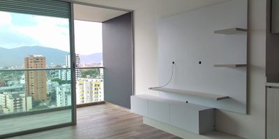 Apartamento en venta con muy buena ubicación en Pinares de fácil acceso, iluminación y ventilación natural, amplios espacios, cuenta con tres habitaciones y dos baños, salacomedor, hall de alcobas, pisos en Cerámica, cocina integral en mesón de Quartzone, estufa y calentador a gas, zona de ropas. En conjunto cerrado con zona social muy completa cuenta con piscina, gimnasio, salón comunal, sauna turco, parques infantiles, zonas verdes, cuarto útil y un parqueadero cubierto. Circuito cerrado de tv, vigilancia y portería las 24 Horas. Inmueble sujeto a verificación de disponibilidad.