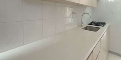 Hermosa casa de 2 niveles en arriendo ubicada en Bello, sector Valadares, En el primer nivel podrás disfrutar de sala y comedor independientes, cocina integral remodelada, zona de ropas, baño auxiliar sin ducha. Segundo nivel con alcoba principal y auxiliar, ambas con closet, un baño completo. Sector con excelentes rutas de transporte, zonas comerciales, colegios, zonas de parqueo común, unidad abierta, zona de amplio desarrollo, excelente oportunidad.