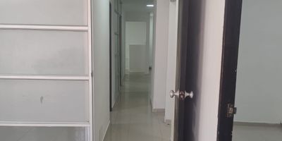 ARRIENDO LOCAL SECTOR EL PRADO Consta de 85 mts un baño y sus espacios. Bahía de parqueaderos.