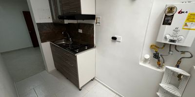 Aparta-estudio con buena ubicacion cuenta con 35m2 estrato 3
1 alcoba con closet
1 baño cabinado y calentador. 
Cocina integral con mesa auxiliar. 
Red de gas.
Zona de ropas cabinado.
Servicios incluidos