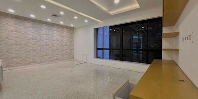 En el prestigioso Edificio Siglo 21, al frente del centro comercial, se encuentra esta oficina que combina ubicación estratégica, comodidad y exclusividad, ideal para empresas que buscan proyectar solidez y modernidad. Ubicada en el 4º piso, cuenta con espacios amplios y funcionales, entre ellos una sala de juntas perfecta para recibir clientes y realizar reuniones profesionales, además de una cocineta, dos baños privados y un diseño que facilita la distribución de equipos de trabajo. La oficina incluye dos parqueaderos propios, un valor diferencial en esta zona de alta demanda, garantizando comodidad tanto para directivos como visitantes. El edificio, reconocido por su categoría empresarial, ofrece zonas para eventos, cocineta común y servicios de alta calidad, lo que lo convierte en un entorno corporativo de primer nivel. Estar en Siglo 21 significa tener visibilidad, accesibilidad y pertenecer a uno de los complejos más representativos y prestigiosos de la ciudad.