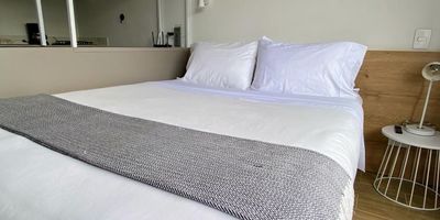 KH-0055 LIVING 81,  INMUEBLE AMOBLADO.

Estudio moderno en Laureles, 20 m2 a pasos del Segundo Parque, cerca estacion floresta, Luminoso, con cama comoda, internet rapido y vista espectacular. Ideal para viajeros o nomadas que buscan confort y ubicacion inmejorable.