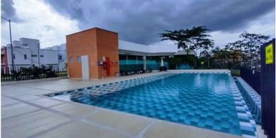 Código: 9479FR621

? Casa en Venta – Galicia, Barrio San Fernando

Descubre esta acogedora y funcional casa, ubicada en el barrio Galicia, dentro de San Fernando.

Con un diseño pensado para el confort familiar, la propiedad ofrece:


 
 ?️ Sala y comedor integrados, con excelente iluminación natural
 
 
 ?️ Cocina práctica y bien distribuida
 
 
 ? Zona de ropas independiente
 
 
 ? Baño social + 2 baños adicionales
 
 
 ?️ 3 habitaciones amplias y confortables
 
 
 ?️ Balcón con excelente ventilación
 
 
 ? Garaje privado
 


Con una área privada de 84.21 m², esta vivienda de estrato 4, construida en 2015, se encuentra en excelente estado y en una zona residencial tranquila, ideal para disfrutar en familia.

? No pierdas la oportunidad de vivir con comodidad y estilo en un entorno apacible.
