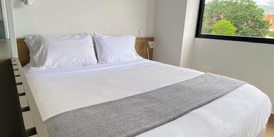 KH-0023 LIVING 81, INMUEBLE AMOBLADO.

Estudio moderno en Laureles 20 M2, a pasos del Segundo Parque, y cerca de la estacion floresta. Luminoso, con cama comoda, internet rapido y vista espectacular. Ideal para viajeros o nomadas que buscan confort y ubicacion inmejorable.