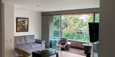 Distribución:
Moderno apartamento con área de 113 metros cuadrados, distribuidos de la siguiente manera:
3 habitaciones amplias, 2 de ellas una con su baño y su vestier +un baño social, para un total de 3 baños
Cocina abierta, integrada a la zona social 
Cuarto de empleada
Nivel 7
Parqueaderos +cuarto útil. 
El edificio cuenta con: Gimnasio, salón social, turco y video portería 
Estrato 5
Valor de administración: $800.000
Precio de venta: $820.000.000