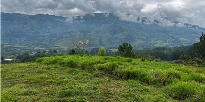 Este lote/terreno ubicado en Barbosa, Antioquia, representa una oportunidad única para aquellos que buscan adquirir una propiedad con excelentes características tanto internas como externas. Con una extensión de 5000 M2 en el terreno y una área privada equivalente, esta es una opción ideal para construir la casa de tus sueños o invertir en un proyecto de desarrollo inmobiliario.

Entre sus principales atractivos se encuentra una vista panorámica imperdible, que te brindará un entorno natural y tranquilo para disfrutar en tu día a día. Además, el acceso al lote es pavimentado, lo que facilita el traslado hacia y desde la propiedad.

Si eres amante de la naturaleza, este terreno es sin duda el lugar perfecto para ti. Cuenta con árboles frutales que adornan su paisaje y ofrecen productos frescos y saludables directamente en tu hogar. Además, podrás sumergirte en un bosque nativo que te proporcionará una sensación de desconexión y relajación.

Si bien esta propiedad se encuentra en una zona campestre y alejada de la ciudad, su cercanía a la zona urbana te permitirá acceder a todos los servicios y comodidades necesarias en tan solo unos minutos. Podrás disfrutar de una ubicación residencial privilegiada, rodeada de tranquilidad y paz.

Otro factor a destacar es la variada oferta de zonas deportivas y áreas verdes, lo que te brindará la posibilidad de realizar actividades al aire libre y mantener un estilo de vida activo y saludable. También cuenta con una zona de camping para aquellos que buscan un plan diferente y divertido en medio de la naturaleza.

Por último, cabe mencionar la cercanía a zonas comerciales, lo que te permitirá tener a tu alcance todo lo necesario sin salir de la comodidad de tu hogar. Asimismo, si tienes niños, la zona infantil es ideal para que puedan disfrutar y jugar en un ambiente seguro y tranquilo, rodeado de belleza natural.

En resumen, este lote/terreno en Barbosa, Antioquia, es una opción única y completa que 