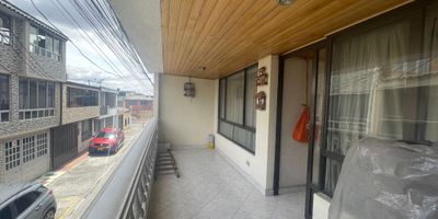 Casa en el sector de Castilla 4 alcobas, 2 baños 1 garaje cubierto y otro descubierto, cerca a supermercados, iglesias. 6 metros de frente por 16 de fondo de dos pisos con balcón y patio de ropas..