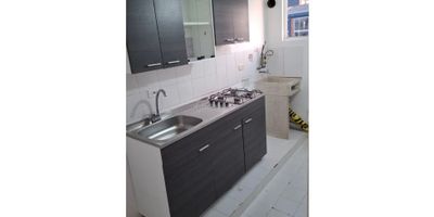 Venta Apartamento en Torremora II Oportunidad

Este apartamento de 45 m² en piso 5 acceso escaleras te ofrece una vista exterior privilegiada y un ambiente lleno de calidez y estilo. Su distribución está pensada para la vida familiar: dos habitaciones, un cuarto estudio o tercera habitación, Los pisos laminados en habitaciones y área social crean un ambiente acogedor, mientras que la cerámica en baños y cocina brinda frescura y practicidad en el día a día.

El conjunto sencillo, parqueadero comunal., y la tranquilidad de contar con vigilancia privada las 24 horas. 

Su ubicación estratégica te conecta con lo mejor de la ciudad: centros comerciales, supermercados, colegios, transporte público y vías principales que facilitan tu movilidad.

Ven a conocer este apartamento y descubre cómo puede convertirse en el lugar donde comiences tu próxima etapa.

D:
