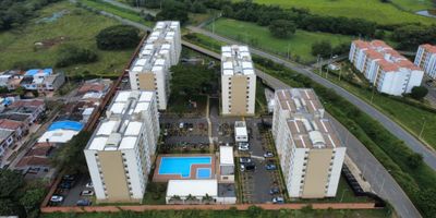 Venta apartamento, Conjunto Paseo de Pangola en Jamundí. Área 61 Mts, inmueblecon excelente distribucion de espacios y ubicación privilegiada en una zona en constante crecimiento y desarrollo en la región. Cuenta con dos alcobas, dos baños, un parqueadero propio cubierto, ideal para una familia pequeña o para aquellos que buscan un lugar acogedor y tranquilo para vivir. 

En las áreas externas, la propiedad se encuentra ubicada en una urbanización cerrada con acceso pavimentado, lo que te garantiza un ambiente tranquilo y seguro para ti y tu familia. Además, podrás disfrutar de excelentes servicios y comodidades, como ascensor, gimnasio, piscina, salón social, zona de niños, zona para mascotas y vigilancia privada las 24 horas; para que puedas mantenerte en forma sin salir de casa.  cerca a centro comercial Alfaguara, Chipayá Plaza y Pangola.

En resumen, este apartamento es una excelente oportunidad para adquirir una vivienda unifamiliar en una zona en constante crecimiento y con todas las facilidades a tu alcance. No te pierdas la oportunidad de conocerlo y hacer de él tu próximo hogar. Contáctanos para agendar una visita.
