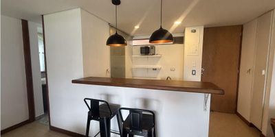 Descubre la elegancia y comodidad en este exclusivo apartaestudio ubicado en el corazón de la ciudad. Con una distribución inteligente de 1 habitación y 2 baños, este espacio de 45 metros cuadrados ofrece un ambiente acogedor y funcional. Disfruta de acabados de alta calidad y una ubicación privilegiada que te conecta con todo lo que necesitas. ¡Haz de este lugar tu nuevo hogar!