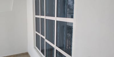 Apartamento para estrenar, cuenta con excelentes acabados, amplio con buena iluminación y ventilación, ubicado en un excelente barrio residencial de la ciudad con una ubicación estrategia para llegar a cualquier zona de la ciudad, cuenta con buenas vías de acceso. Un apartamento en El Campestre, Cartagena, es una excelente opción para quienes buscan un espacio cómodo, moderno y en una de las zonas más exclusivas de la ciudad. El Campestre se caracteriza por su ambiente residencial, áreas verdes, tranquilidad y cercanía a centros comerciales, colegios y servicios importantes, lo que lo convierte en un lugar ideal para vivir.