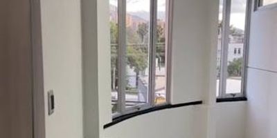 ¡Estrena apartaestudio moderno en excelente ubicación!

Se arrienda hermoso apartaestudio nuevo, con acabados full y modernos, ideal para quienes buscan comodidad, diseño y excelente ubicación. Cuenta con iluminación LED que brinda un ambiente cálido y elegante, además de excelente ventilación natural.

Ubicado en un sector estratégico y de alta valorización, a pocos pasos del Centro Comercial Puerta del Norte, la estación del metro Niquía, el Parque Tulio Ospina, hospital Marco Fidel Suárez, iglesias y todo tipo de comercio cercano (supermercados, farmacias, restaurantes, entre otros).

Ideal para profesionales, estudiantes o parejas que deseen vivir en un espacio funcional, bien ubicado y con excelentes conexiones de transporte.

