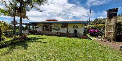 FINCA EN VENTA EN LA VEREDA SAN JOSE GUARNE, A 5 MINUTOS DE LA VARIANTE AEROPUERTO, CUENTA CON UN AREA DE TERRENO DE 2.526 MTS2 Y CONSTRUIDOS 149.33 MTS2, CUENTA CON 3 HABITACIONES, 3 BAÑOS, COCINA INTEGRAL, SALA COMEDOR, CORREDOR AMPLIO, ZONA DE LAVANDERIA, JACUZZI EN EL SEGUNDO NIVEL Y CUARTO HUTIL, ZONAS VERDES Y PARQUEADERO DESCUBIERTO. Y CUENTA CON CASA AUXILIAR DE 52.63 MTS2 CONSTRUIDOS, CON 2 HABITACIONES, 1 BAÑO, SALA COEMEDOR, COCINA INTEGRAL, Y ZONA DE LAVANDERIA.