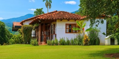 Casa campestre comercial a la venta en  <strong>Combia</strong> en la ciudad de  <strong>Pereira</strong>  ¡Vive en el corazón del  <strong>Eje Cafetero</strong> !

¿Estás buscando una casa campestre en venta en  <strong>Pereira</strong> ? Esta propiedad ubicada en la zona campestre de <strong> Combia</strong>  en <strong> Pereira</strong> , en el reconocido <strong> Eje Cafetero colombiano</strong> , es la mejor opción para quienes desean vivir rodeados de naturaleza, sin alejarse de la ciudad.

Ubicada a solo 5 minutos del crucero de  <strong>Combia</strong>, y con la ventaja de estar a 10 minutos del <strong>Aeropuerto Internacional Matecaña</strong> y del centro de <strong>Pereira</strong>, esta casa combina comodidad, accesibilidad y tranquilidad.

En los alrededores encontrarás todo lo que necesitas para tu día a día: el <strong>Mall Comercial de Combia</strong>, <strong>Liceo Campestre Nueva Generación</strong>, <strong>Hotel Spa La Colina</strong>, <strong>Hotel Mónaco</strong>, <strong>Bambú Spa</strong>, <strong>finca hotel Yerbuena</strong>, supermercados, restaurantes, ferreterías y otros establecimientos clave para el bienestar de tu familia.

La propiedad cuenta con un lote de 2.550 m² con topografía mayormente plana , área construida es de 600 m², 7 habitaciones, 8 baños, salón de eventos, piscina y jacuzzi. 

 No dejes pasar esta oportunidad de adquirir una propiedad campestre comercial en una de las zonas con mayor crecimiento y demanda del <strong>Eje Cafetero</strong>.



Colegaje Inmobiliario.