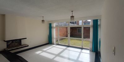 Casa Comercial de 260 Mts,  excelente iluminación natural, amplios espacios, Primer nivel: Tres parqueaderos, sala comedor con chimenea, estudio o estar de TV , baño social, cuarto de servicio con baño privado, cocina integral a gas, zona de lavandería y un patio descubierto. Segundo nivel: Pisos en madera , Tres  alcobas con closet, baño de alcobas , alcoba principal, balcón y baño privado,  Ubicado sobre la Carrera Cuarenta y Nueve B, a pocas cuadras de la Autopista Norte, Avenida Calle Cien, Carrera Cincuenta y Tres, zona Residencial y Comercial.