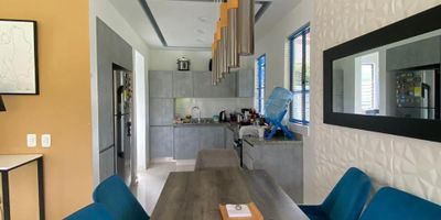 Casa Campestre en venta en Combia en unidad cerrada, cerca a restaurantes, rutas de transporte público y servicios complementarios de la zona. Cuenta con salacomedor, pisos en cerámica, tres habitaciones, tres baños, cocina integral en mesón de granito, estufa, calentador a gas, zona de ropas, patio, jardín y antejardín. La unidad posee de cuatro parqueaderos descubiertos, zonas verdes, circuito cerrado de tv, vigilancia y portería las 24 horas. Inmueble sujeto a verificación de disponibilidad
