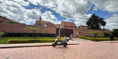 ¡Tu nuevo hogar te espera! Casa totalmente remodelada en conjunto cerrado.

Cuenta con 3 habitaciones, 4 baños, altillo habitable y un espectacular patio con jardín de +80m² . Disfruta de cocina integral, chimenea natural y walk-in closet.

Incluye 3 parqueaderos privados y zonas verdes comunales ️.

 Ubicación privilegiada: Cerca de supermercados y Centro Cultural Santo Domingo, con excelente acceso por Av. Boyacá y Calle 170 ️.

¡Comodidad, seguridad y tranquilidad para tu familia!