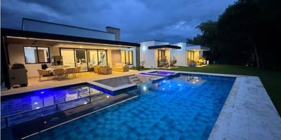 Disfruta de una extensa área exterior que incluye su propio aire acondicionado natural gracias a su  hermoso bosque de guaduales que brindan permanente frescura ideal para el clima caliente que acompaña casi todo el año este sector de la ciudad, ademas su sendero ecológico entre  los guaduales que conducen hasta la zona zen para meditar  y sus  jardínes que rodea toda la propiedad  hacen de esta casa campestre un santuario de tranquilidad y belleza.
