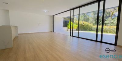 Apartamento en Arriendo Sajonia RionegroEn unidad cerrada con un área de 115 mt² + Terraza2 Alcobas (Alcoba Principal con Vestier y Baño) 1 Baño Social, Balcón, Salón Comedor, Cocina Integral con Barra, Vista Panorámica, Zona de Ropas, Red de Gas y Calentador.2 Parqueaderos y Cuarto Util.Conjunto cerrado con porteria 24 horas, Ascensor, Circuito Cerrado de TV, Citofono, Gimnasio,Jardin, Juegos infantiles, Salón Social y Zonas Verdes.Inmueble cercano a Instituciones Educativas, Transporte Publico, Parques Cercanos, Supermercados y Zona Residencial.