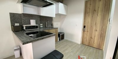 Inmobiliaria renta lindo apartamento dúplex AMOBLADO para estrenar que consta de dos habitaciones, sala comedor, cocina integral abierta tipo americano, estudio, dos baños y terraza amplia con vista panorámica, el apto cuenta con garaje cubierto. Amplias zonas sociales, como salón social, gimnasio, garajes visitantes y mas. Cómodas vías de acceso como Av Suba, calle 116, calle 100. Cerca a sector comercial. CONTACTENOS Cod: 607