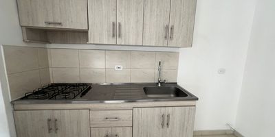 Buscas apartamento en Arriendo en Dosquebradas?
Este apartamento en arriendo, ubicado en el sector Santa Isabel de Dosquebradas, es la opcion perfecta para ti. Situado en un segundo piso con ascensor, ofrece una distribucion funcional y acogedora para que disfrutes cada espacio. Cuenta con parqueadero cubierto y esta a tan solo 10 minutos del centro de Pereira, lo que te permite estar cerca de todo. El conjunto residencial ofrece piscina, zona para mascotas y espacios ideales para compartir con tu familia y amigos.

Agenda tu visita hoy mismo y descubre tu proximo hogar en Santa Isabel, Dosquebradas.