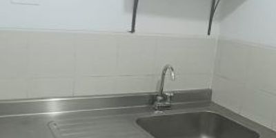 Arrienda oficina, sector laureles la 33, excelente ubicación, con cocineta, 1 baño, ascensor,balcón con vista a la 33 parqueadero,cuarto útil, piso de cerámica ,portería 24 horas, área 35 metros.