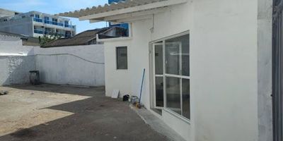 con una ubicación estratégica en el barrio crespo, muy cerca a aeropuerto,se encuentra este lote ,cuenta con una oficina y baños.
