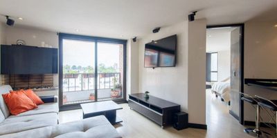 Si estás buscando el lugar perfecto para vivir con tu pareja o para independizarte, te mostramos este increíble apartamento amoblado en arriendo ubicado en Antiguo Country, Bogotá.

Su ubicación es perfecta, debido a que cuentas con variedad de zonas a tu alrededor. Por ejemplo, está el Parque del Virrey, perfecto para salir a tomar aire fresco, hacer ejercicio, sacar a tu mascota o simplemente ir por un café. También estás cerca a la 85, sector que se caracteriza por sus centros comerciales, restaurantes y bares.

Este apartamento está compuesto por una habitación, un baño, balcón con vista a la ciudad, con puerta aislante acústicamente y chimenea a gas, la cual podrás usar en aquellos días donde la temperatura baje.

Cuenta además con excelente iluminación, cocina abierta y el espacio perfecto para un estudio donde ver películas. Solo se arrienda amoblado, ¡la hamaca se queda!

Llama ya para que sea tuyo.