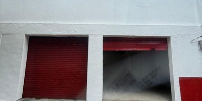 En el corazón de la ciudad, se encuentra esta impresionante bodega con mezzanine, con una medida de 355 metros cuadrados, ideal para satisfacer las necesidades de tu negocio. Con 2 baños y 1 parqueadero, este espacio ofrece comodidad y funcionalidad en cada rincón. Su ubicación estratégica brinda fácil acceso a importantes vías y servicios, garantizando una operación eficiente. No pierdas la oportunidad de potenciar tu empresa en este lugar excepcional. ¡Haz de esta bodega el nuevo hogar de tu negocio!