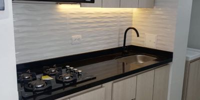 ESTRENE HERMOSO APARTAMENTO CON REMODELACÍON ESTRATO 5 LINDOS ACABADOS, CONSTA DE 2 HABITACIONES CON CLOSET ESPACIOSOS CUENTA CON 2 BAÑOS SALA ZONA DE TV COSINA AMOBLADA COMEDOR TIPO AMERICANO ZONAS DE LAVADO Y UN LINDO MIRADOR NO PIERDAS ESTA LA OPORTUNIDAD