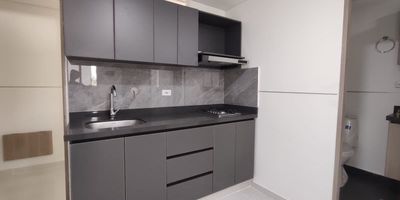 Arriendo apartaestudio en Bello, Sector Niquia.
Cuenta con habitación independiente, closet, ventanal, cocina integral, baño cabinado y enchapado.
A tan solo dos cudras de la estación Niquia, al frente de la estación de Policia.
Tiene excelentes rutas de transporte, cerca al metro estación de Niquia.
Tiene video portero, estrato 2.