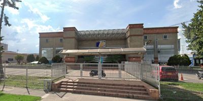 VENTA DE LOCAL Y BODEGA – MEGA OUTLET CENTRO COMERCIAL MAICAO: Se ofrece en venta bodega independiente de 10.96 m² y local comercial de 13.26 m², ubicados estratégicamente en el Mega Outlet Centro Comercial Maicao, sobre la Autopista Norte con calle 197 (costado occidental). El centro comercial atraviesa una etapa de consolidación, pero cuenta con gran potencial de valorización, gracias al desarrollo habitacional cercano de más de 7.000 apartamentos, de los cuales ya se han entregado 4.500 con alta ocupación.

El local forma parte de una gran superficie comercial integrada, mientras que la bodega es totalmente independiente, ideal para almacenamiento o apoyo logístico. Próximamente el centro comercial contará con un D1 y un Smart Fit (gimnasio), lo que incrementará la afluencia y dinamizará el comercio en la zona.

? Oportunidad única para inversionistas visionarios.

? Contáctenos para más información.
