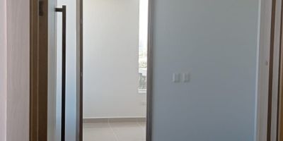 En julio Herrera Inmobiliaria Te presentamos esta oportunidad para expansión comercial en el mejor sector de barranquilla, junto a las salidas principales de la ciudad que la conectan con Sabanilla, Salgar y Puerto Colombia vía a Cartagena.  Justo al lado del Parqueadero de la Clínica Portoazul y de frente y a unos pocos pasos de esta Clínica, una de las más modernas en servicios, tecnología y desarrollo médico en el país y la región.

Este nuevo consultorio esquinero cuenta con 33 m, tiene 2 ambientes, vista panorámica, excelente iluminación en espacio exterior del edificio, ubicado en el piso 13, cuenta con baño privado, 1 parqueadero de uso exclusivo y 1 deposito para mayor comodidad. El edificio cuenta con recepción con sala de espera, parqueaderos públicos y visitantes internos y externos.

Precio de Arriendo administración incluida 3.100.000
Precio de Venta 430.000.000 Negociables, Escuchamos ofertas