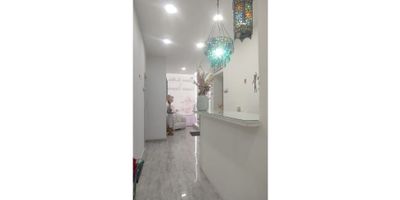 Oficina de 80 m² ubicada en el segundo piso del Edificio Barzal, en una zona estratégica de Villavicencio con excelente acceso a transporte y servicios. El inmueble ofrece cuatro espacios independientes para oficinas, zona de recepción, área de cafetería, zona de lockers y dos baños, brindando una distribución práctica y funcional.

Su ubicación y características la convierten en una opción ideal para oficinas del sector salud, servicios administrativos o consultorios profesionales que requieran un entorno cómodo, seguro y bien ubicado
