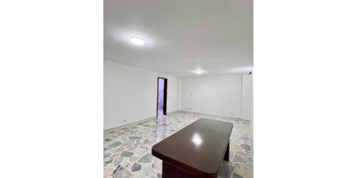 Arriendo oficina sector centro en ibague 25 m 2 divididos un amplia salon y un baño, ubicada en un edificio con amplia trayectoria y prestigio en Ibagué, en pleno centro de la ciudad, sobre la 14 con 4ta tendrás acceso inmediato a una de las zonas más dinámicas y comerciales del sector, con una gran variedad de establecimientos y servicios alrededor, así como múltiples rutas de transporte público para ti y tus clientes.

La oficina se encuentra en el primer piso, lo que la hace muy accesible y cómoda,  incluye baño privado para mayor independencia y confort. Cuenta con dos salas de espera: una con iluminación y ventilación natural, ideal para ofrecer una experiencia agradable a tus visitantes, y otra sala interna cercana a la oficina, perfecta para mayor privacidad y control del acceso además, el edificio ofrece vigilancia privada para garantizar la seguridad de tu negocio y de tus clientes,  

 
