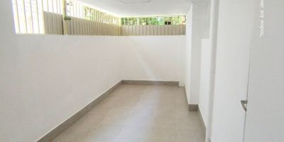 En el corazón de la ciudad, justo al lado de la Avenida El Poblado, se encuentra esta espectacular Casa-Local de 120 m². Con una distribución ideal, cuenta con 2 habitaciones, 2 baños y la versatilidad de convertirse en tu hogar y espacio comercial en uno solo.
Incluye 2 parqueaderos, lo que brinda comodidad tanto para ti como para tus visitantes. Su ubicación privilegiada y su diseño moderno hacen de esta propiedad una opción única en el mercado.
¡No dejes pasar la oportunidad de vivir y emprender en un mismo lugar!
¡City Raíz busca su tranquilidad! - Código:  19802
Contáctanos por WhatsApp al 310 840 1461 o llamándonos al 604 411 7372
www.cityraiz.com