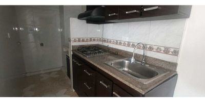 ¿Buscas un espacio práctico, bien ubicado y con todas las comodidades para tu día a día? Este apartamento en arriendo en Prado Centro, Medellín, es una excelente alternativa para quienes desean vivir en un sector central, con fácil acceso al transporte y a múltiples servicios.

El inmueble cuenta con 1 habitación amplia, equipada con 2 closets que facilitan la organización. Tiene 1 baño funcional, una cocina semi-integral pensada para la practicidad, y una zona de ropas independiente que aporta comodidad a las labores domésticas. Los pisos en cerámica permiten un mantenimiento sencillo y duradero, mientras que el balcón con ventanal brinda iluminación natural y ventilación, creando un ambiente fresco y agradable.

En cuanto a características adicionales, el apartamento dispone de red de gas instalada, un plus importante para el ahorro y la eficiencia. Hace parte del Edificio Santa Elena, el cual ofrece la seguridad de portería 24 horas y la comodidad de ascensor, garantizando tranquilidad y accesibilidad. Aunque no cuenta con parqueadero ni cuarto útil, su diseño funcional y su ubicación estratégica compensan estos aspectos.

Ubicado a pocos pasos del Colegio María Auxiliadora, en estrato 3, este inmueble de 38 m² se convierte en una opción ideal para estudiantes, profesionales o parejas que buscan un lugar cómodo, seguro y bien conectado en el corazón de la ciudad.

Una oportunidad para vivir con practicidad y cercanía en Prado Centro.
Código del inmueble: (C2974) ✅
