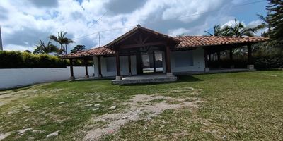 Local comercial disponible para arriendo.
Estrategicamente ubicado ,ideal para cualquier tipo de negocio ,si lo que deseas es impulsar tu marca ,hacer crecer tu negocio ,ser reconocido en toso el oriente antioqueno este lugar es ideal para ti ,cuenta con un area construida de 300 metros ,un lote de 1.200 metros ,tiene facil acceso a vias principales .
si deseas saber mas sobre esta propiedad ,escribenos y agendamos una visita .