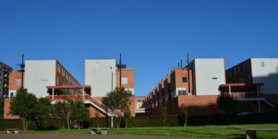 VENTA CASA ALSACIA RQ17425
AREA.L:40 M2 AREA.C: 108 M2
Es una casa de tres niveles ubicada en el conjunto residencial Alandra Ciudad Alsacia. En el primer piso cuenta con cocina, cuarto de ropas independiente, sala, comedor, chimenea y una terraza pequeña. En el segundo nivel un mezanine (que da a la doble altura de la sala), cuarto principal con su baño privado. Tercer piso dos habitaciones, un baño y la terraza grande. Cuanta con un parqueadero propio cubierto. y deposito.