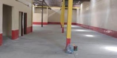 Está alquilada 

Descripción 
De la bodega 
Área 500 m2 
Está generando renta 

Espacio abierto 1 piso 
3 baños 
2 piso mesanninet 
1 baño 
Oficinas  3 
Trifasica 
Techo termit 
Doble altura
Trifasica 
Puerta doble altura 
Es medianera 
Piso de alta resistencia 

Están rentada  $ 7,436.571 millones 

Valor $1.800 millones