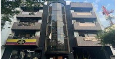 Vendo edificio de cuatro pisos con terraza, consta de: antejardin que sirve de parqueadero para visitantes, sótano con siete parqueaderos, parqueadero para motos, espacio de plata electrica, depósito, acceso peatonal por la puerta principal al edificio, primer piso; local comercial, apartamento de 170M2, sala comedor, cocina integral, zona de oficios, independiente, 4 habitaciones cada una con su baño y clóset, baño social, 2 patios, segundo piso; apartamento 201 de 61M2, sala comedor, cocina integral, zona de oficios independiente, 2 habitaciones cada una con su baño y clóset, baño social, balcón,apartamento 202 de 87M2, sala comedor, cocina integral, zona de oficios independiente, 3 habitaciones cada una con su baño y clóset, baño social, balcón, en el tercer piso está el apartamento 301 y 302 y cuarto piso el 401 y 402 distribuidos igualmente como los del segundo piso. ubicado en una zona de alta valorización, cerca al parque del  Ingenio, centros comerciales, clínicas, GYM, y demás