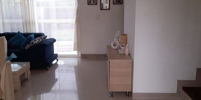 Oportunidad
se vende casa bonita remodelada unidades hacienda el castillo.
Dos pisos, Parqueadero para Dos carros, Sala comedor, Baño social, Cocina integral con alacenas, Patio de ropas, Estudio amplio con mueble y baño, Patio amplio de matas
Segundo piso, Tres alcobas principal con baño y vestir y balcón, Baño de alcobas, tiene piscina, turco y sauna en la unidad, salón social, zona de juegos. Para verlo llamar a los celulares de la inmobiliaria ,se muestra martes y jueves negociable.