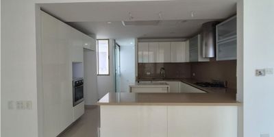 Te presentamos este hermoso apartamento ubicado en la ciudad de Barranquilla, específicamente en el departamento de Atlántico. Su amplia área privada de 173 M2 es perfecta para aquellas familias que buscan comodidad y espacio. Además, cuenta con 4 cómodas habitaciones y 4 modernos baños, ideales para el confort de todos los miembros de la familia.

Este apartamento cuenta con 2 garajes, lo que brinda una gran ventaja para aquellos que poseen vehículos o para recibir visitantes. Pero eso no es todo, ya que también es un inmueble que admite mascotas, así que podrás disfrutar de la compañía de tus peludos sin preocupaciones.

Al entrar al apartamento, podrás notar todos los detalles que lo hacen único y especial. Cuenta con armarios empotrados en todas las habitaciones, lo que permite un mejor aprovechamiento del espacio. Además, podrás disfrutar de una hermosa vista panorámica desde su amplio balcón.

Su moderna cocina estilo americano, con barra incluida, es perfecta para compartir momentos en familia o con amigos mientras se preparan deliciosas comidas. También cuenta con una biblioteca/estudio, ideal para aquellos que trabajan desde casa o para los estudiantes de la familia.

Entre las características internas de este apartamento, también se encuentra el calentador, citófono/intercomunicador, clósets, cocina integral, depósito, electricidad y gas domiciliario. Su suelo de cerámica/mármol le da un toque elegante y sofisticado, y su zona de lavandería permite una mayor comodidad en las labores del hogar.

Este apartamento es ideal para aquellos que buscan un estilo de vida cómodo y lujoso, ya que cuenta con aire acondicionado para los días más calurosos, una cocina tipo americano que facilita la interacción con los invitados, y despensa y extractor para una mayor organización. Además, cuenta con una habitación de servicio para aquellos que buscan una mayor privacidad.

Si te gusta el deporte y el ejercicio, este apartamento es perfec