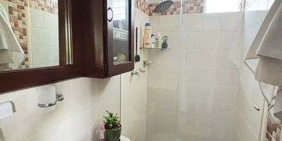 *Tu refugio en lo alto: armonía, frescura y conexión con la naturaleza*
Descubre este encantador apartamento ubicado en el corazón de una unidad residencial verde y vibrante. Situado en el quinto piso, este hogar ofrece una experiencia única: amplitud, frescura y una vista privilegiada al parque que inspira calma y conexión.
 *Características que enamoran:*
- *3 alcobas luminosas*, perfectas para descansar, crear y soñar.  
- *2 baños funcionales y bien distribuidos*, uno de ellos privado en la alcoba principal para mayor comodidad.  
- *Sala y comedor amplios*, ideales para compartir momentos, rituales y celebraciones.  
- *Cocina integral*, lista para despertar tu creatividad culinaria y alimentar el alma.  
- *Ventilación natural deliciosa*, que refresca cada rincón sin necesidad de aire acondicionado.  
- *Orientación fresca*, sin sol directo, perfecta para quienes valoran el confort térmico.  
- *Vista al parque*, un regalo visual diario que conecta con la serenidad y el verde.