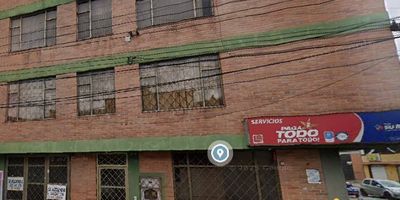 SE ARRIENDA MAGNIFICO APARTAMENTO PARA REESTRENAR, 4 PISO Sin  ascensor.Sin parque3 ,habitaciones ,2 baños con  ducha electrica, sala comedor , cocina integral,zona de lavanderia .Ubicado en zona residencial de estrato 3, con buena oferta de servicios y parques cercanos. A pocos pasos de paraderos SITP y la línea de tranvía K86, con conexión rápida al Aeropuerto El Dorado y avenidas principales como la Calle 26 y la Cra 100. Ideal por su accesibilidad, entorno consolidado y ubicación estratégica en el occidente de Bogotá.