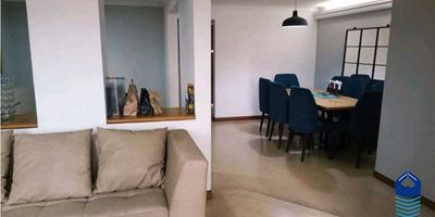 Apartamento en Venta – Belen Nogal, MedellínSe vende amplio apartamento en el sector Nogal, con un área de 120 m², estrato 5, ubicado en el sexto piso con ascensor. Esta propiedad cuenta con espacios cómodos y bien distribuidos: 3 alcobas, la principal con baño privado, un baño social, más 1 baños completos adicionales, estudio, closets, habitación de servicio, zona de ropas, patio, balcón y cocina funcional. Además, dispone de 2 garajes y cuarto útil, lo que garantiza comodidad y almacenamiento extra.El edificio ofrece seguridad y tranquilidad con portería, conserje diurno, citófono e intercomunicador.Su ubicación es estratégica, con excelente conexión a la Calle 33 y la Avenida 80, a tan solo 10 minutos de centros comerciales como Unicentro, Los Molinos y Viva Laureles. El sector Nogal se caracteriza por ser una zona segura, tranquila y de alta valorización, con gran oferta gastronómica, cultural y comercial, lo que lo convierte en un lugar ideal para vivir o invertir.No dejes pasar 