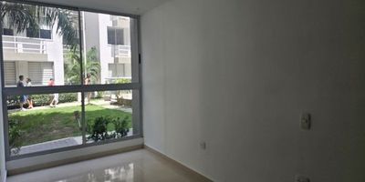 Apartamento en primer piso en Miramar, ideal para quienes buscan comodidad y practicidad sin subir escaleras ni esperar ascensor. Con 57 m², ofrece 2 habitaciones, 2 baños (la principal con baño privado y walking closet, la segunda con closet),  estudio que también puede ser una mini habitación, sala-comedor iluminada con amplia ventana con vista al interior del conjunto, cocina integral semiabierta y zona de labores. Incluye parqueadero. Con tan solo 4 años de construcción, el conjunto brinda todo lo que necesitas, piscinas recreativas  para adultos y niños, piscina deportiva, gimnasio, cancha, zonas verdes, salón de eventos, salón de juegos de mesa, guardería, zona de juegos infantiles y vigilancia privada 24/7. Ubicación estratégica con vías principales como la Av. Olaya Herrera, calle 100 y conexión a la Circunvalar, facilitando tu movilidad. Una opción perfecta para dar el paso hacia tu nuevo hogar o invertir con seguridad. ¡Agenda tu visita y descubre tu próximo hogar en Miramar!