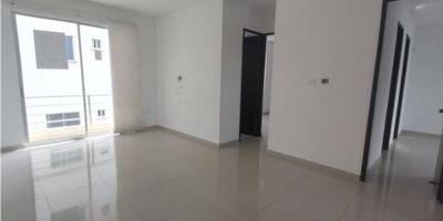 Exclusivo y moderno apartamento en venta ubicado en una de las mejores zonas de Barranquilla, Atlántico. Con un área total de 73 m2, este inmueble cuenta con una distribución inteligente que aprovecha cada espacio de manera óptima para brindar comodidad y funcionalidad.

El apartamento cuenta con dos amplias alcobas, perfectas para descansar y relajarse después de un largo día. Además, cuenta con dos baños completos, uno de ellos en la habitación principal, para garantizar la privacidad y comodidad de los habitantes. El diseño de los baños es moderno y elegante, con acabados de alta calidad.

La cocina integral es uno de los mayores atractivos de este inmueble, con un diseño abierto que permite una mayor interacción entre los espacios y una distribución eficiente. Cuenta con gas domiciliario, lo que garantiza un ahorro significativo en los servicios públicos.

El apartamento también cuenta con un balcón privado, perfecto para disfrutar de la brisa y el clima característico de Barranquilla. Además, ofrece una zona de lavandería para mayor comodidad de los habitantes.

El edificio cuenta con acceso pavimentado y ascensor, para evitar incomodidades a la hora de subir y bajar del apartamento. También cuenta con una portería/recepción para garantizar la seguridad y tranquilidad de los residentes.

Con una ubicación privilegiada, el apartamento se encuentra en una zona residencial tranquila y segura, rodeada de parques y áreas verdes. Además, cuenta con fácil acceso a las principales vías y transporte público, lo que facilita la movilidad en la ciudad.

No pierdas la oportunidad de adquirir este exclusivo apartamento en una de las ciudades con mayor crecimiento y proyección en Colombia. ¡Contáctanos ahora para programar una visita y conocer más detalles de este increíble inmueble!
