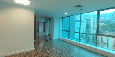 Oficina en Arriendo  Los Balsos, El Poblado.
Impulsa tu negocio en una ubicacion estrategica y de alto impacto comercial. Esta oficina ofrece un ambiente profesional con excelente distribucion: recepcion, amplio salon, 5 oficinas privadas, estudio, cuarto de archivo, cocineta, 3 banos, aire acondicionado, piso en madera y 5 parqueaderos. La porteria 24 horas garantiza seguridad y tranquilidad.

Disfruta de espacios modernos, iluminados y ventilados, disenados para potenciar la productividad y brindar comodidad a tu equipo y clientes.

Ubicada en una de las zonas empresariales mas dinamicas de Medellin, con facil acceso a la Avenida El Poblado y cercana a centros comerciales como Santafe y Oviedo, bancos, supermercados y una variada oferta gastronomica.

La oportunidad perfecta para consolidar o expandir tu empresa en El Poblado!
